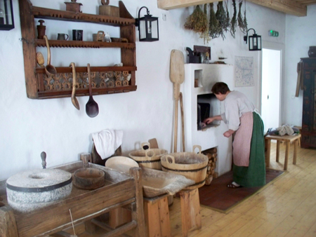 Troboje įsikūrė Aušros muziejaus etnografijos skyrius. Vykdomas edukacinis projektas – duonos kepimas, kepamos duonos kvapas jau pasitinka vos pravėrus pastato duris. Vyksta ir eilė kitų etnografinių edukacinių programų susijusių su lietuviškuoju kultūriniu paveldu.  