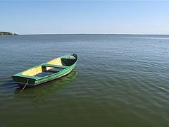 Pro šalį plaukė valtis, iš jos žmonės šaukė: "Eikš greičiau į valtį, juk matai - vanduo kyla!"